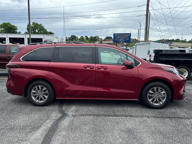 2025 Toyota Sienna LE