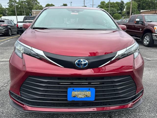 2025 Toyota Sienna LE