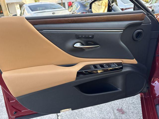 2025 Lexus ES 300h 300h