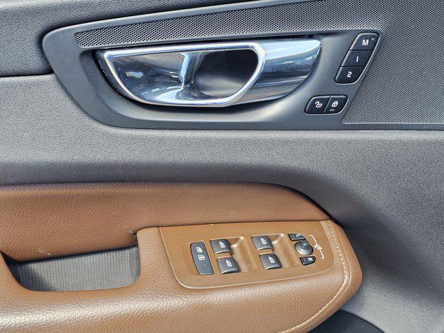 2020 Volvo XC60 T8 Momentum