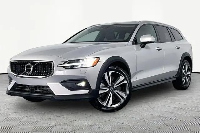 2025 Volvo V60 Cross Country Plus, B5 AWD Gas (mild hybrid)
