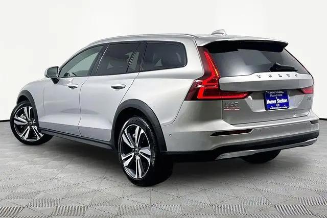 2025 Volvo V60 Cross Country Plus, B5 AWD Gas (mild hybrid)