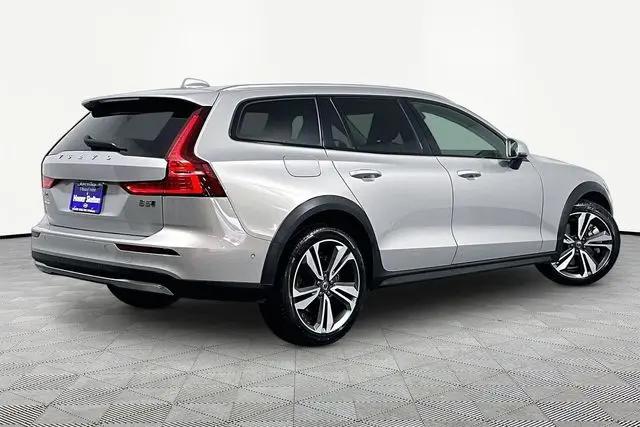 2025 Volvo V60 Cross Country Plus, B5 AWD Gas (mild hybrid)