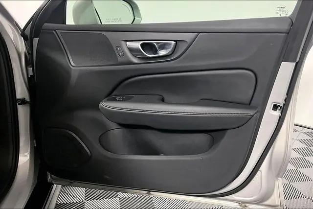2025 Volvo V60 Cross Country Plus, B5 AWD Gas (mild hybrid)