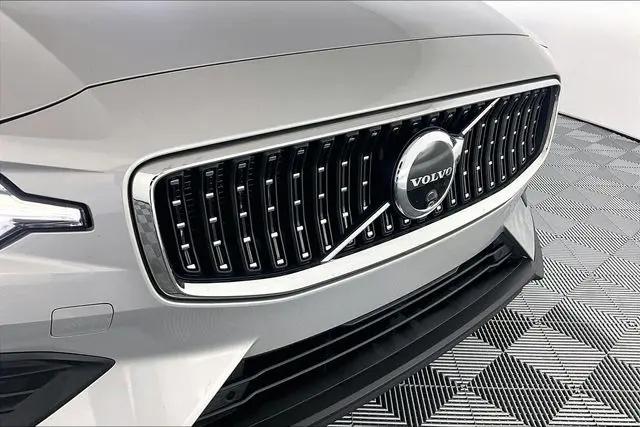2025 Volvo V60 Cross Country Plus, B5 AWD Gas (mild hybrid)