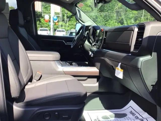 2026 GMC Sierra 2500HD Crew Cab, Standard Bed, SLT, 4WD