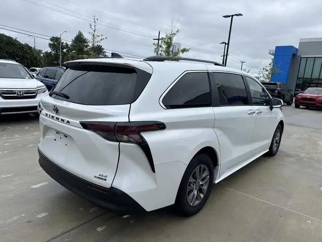 2024 Toyota Sienna XLE