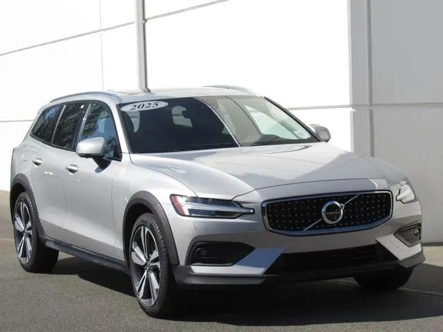2025 Volvo V60 Cross Country Plus, B5 AWD Gas (mild hybrid)