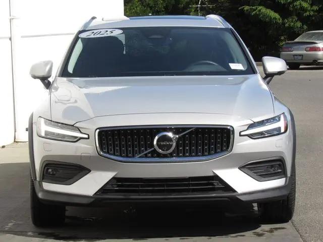 2025 Volvo V60 Cross Country Plus, B5 AWD Gas (mild hybrid)