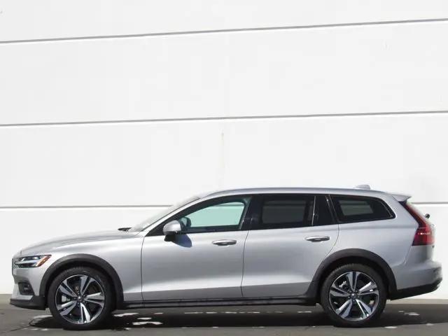 2025 Volvo V60 Cross Country Plus, B5 AWD Gas (mild hybrid)