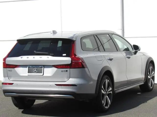 2025 Volvo V60 Cross Country Plus, B5 AWD Gas (mild hybrid)