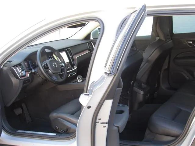 2025 Volvo V60 Cross Country Plus, B5 AWD Gas (mild hybrid)