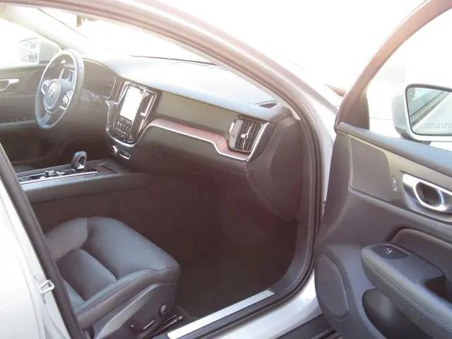 2025 Volvo V60 Cross Country Plus, B5 AWD Gas (mild hybrid)