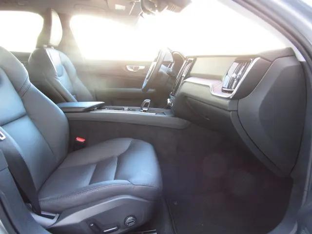 2025 Volvo V60 Cross Country Plus, B5 AWD Gas (mild hybrid)