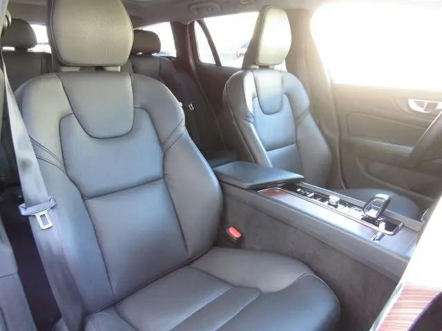 2025 Volvo V60 Cross Country Plus, B5 AWD Gas (mild hybrid)