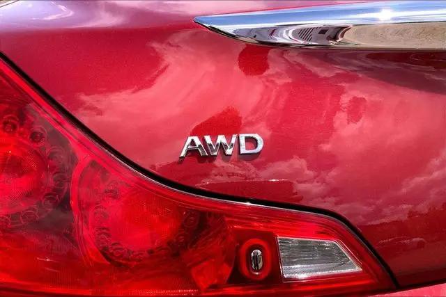 2015 INFINITI Q60 Standard