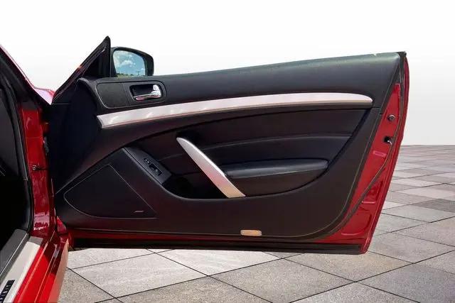 2015 INFINITI Q60 Standard