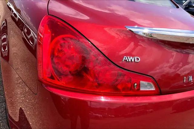 2015 INFINITI Q60 Standard