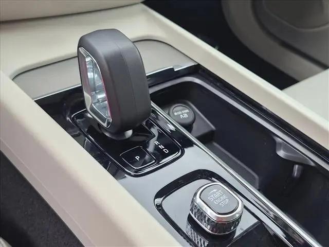 2024 Volvo S60 B5 Plus Dark Theme