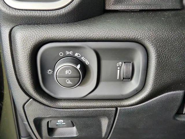 2026 Ram 1500 Express Crew Cab 4x4 5'7" Box