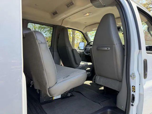 2025 GMC Savana Passenger RWD 3500 Extended Wheelbase LT
