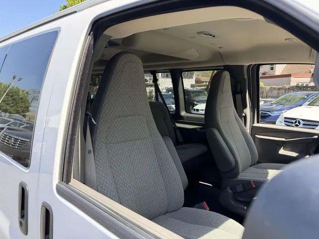 2025 GMC Savana Passenger RWD 3500 Extended Wheelbase LT