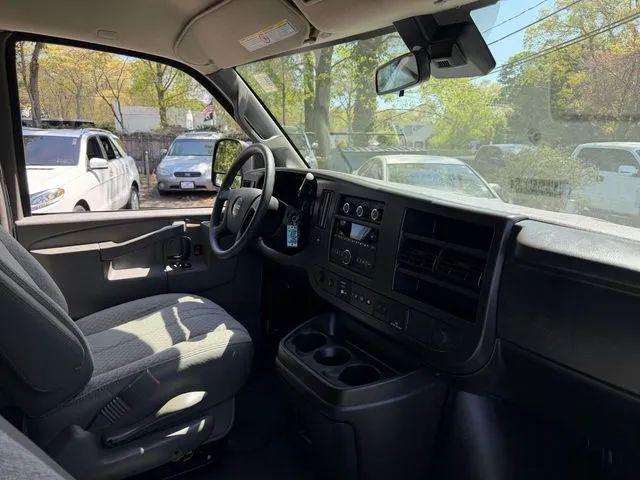 2025 GMC Savana Passenger RWD 3500 Extended Wheelbase LT