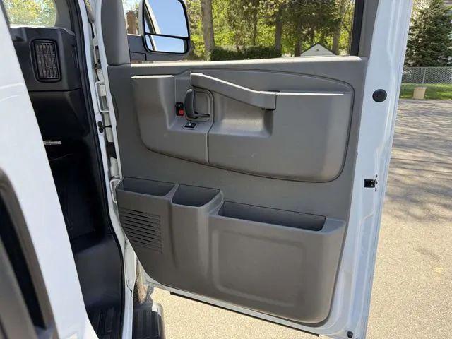 2025 GMC Savana Passenger RWD 3500 Extended Wheelbase LT