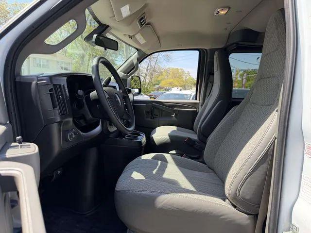 2025 GMC Savana Passenger RWD 3500 Extended Wheelbase LT