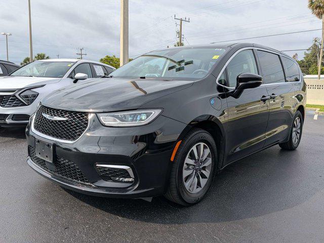 2024 Chrysler Pacifica Hybrid Select