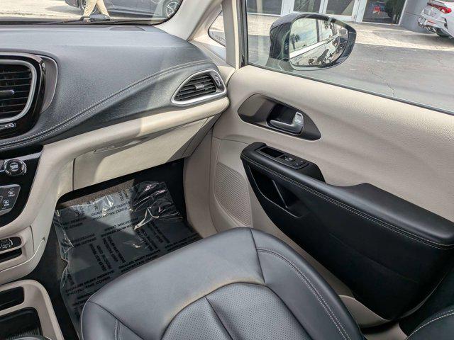 2024 Chrysler Pacifica Hybrid Select
