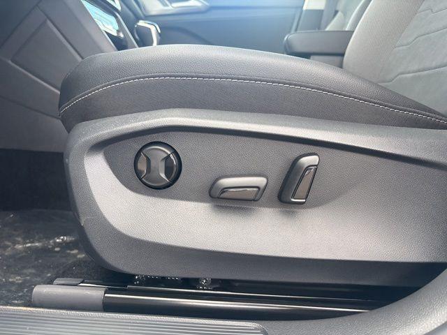 2026 Volkswagen Taos SE Black