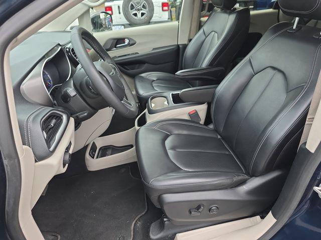 2024 Chrysler Pacifica Hybrid Select