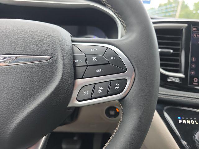 2024 Chrysler Pacifica Hybrid Select