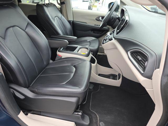 2024 Chrysler Pacifica Hybrid Select