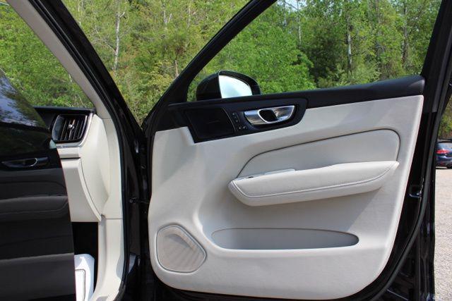 2023 Volvo XC60 Recharge T8 Ultimate Bright Theme