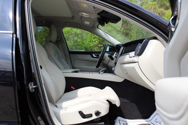 2023 Volvo XC60 Recharge T8 Ultimate Bright Theme