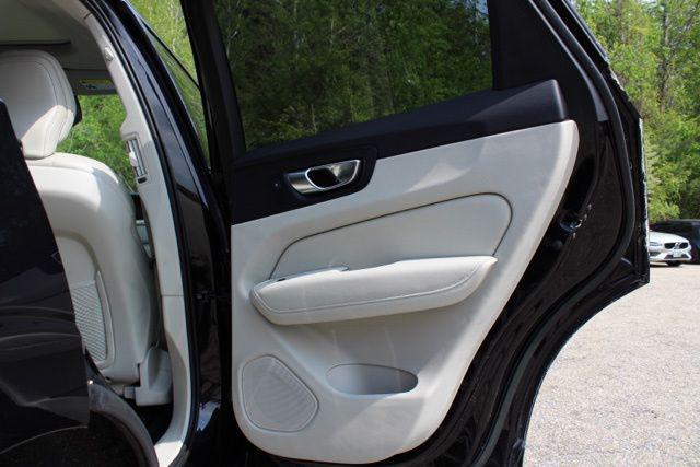 2023 Volvo XC60 Recharge T8 Ultimate Bright Theme