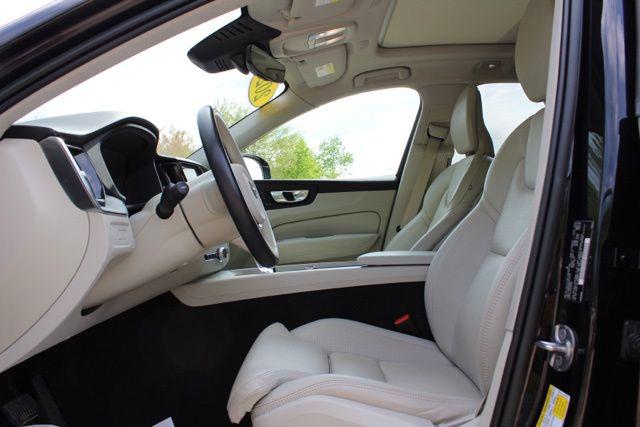 2023 Volvo XC60 Recharge T8 Ultimate Bright Theme
