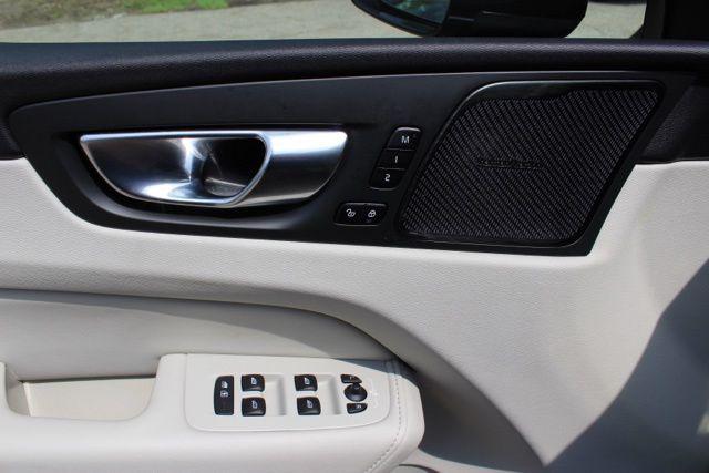 2023 Volvo XC60 Recharge T8 Ultimate Bright Theme
