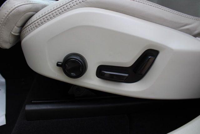 2023 Volvo XC60 Recharge T8 Ultimate Bright Theme