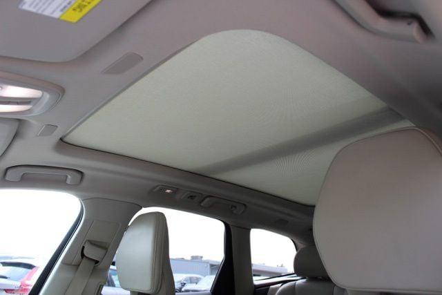 2023 Volvo XC60 Recharge T8 Ultimate Bright Theme