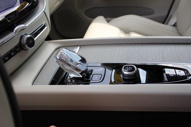 2023 Volvo XC60 Recharge T8 Ultimate Bright Theme