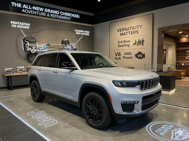 2023 Jeep Grand Cherokee L Laredo 4x4 for sale in Frankenmuth, MI