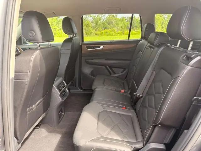 2025 Volkswagen Atlas 2.0T SE w/Technology