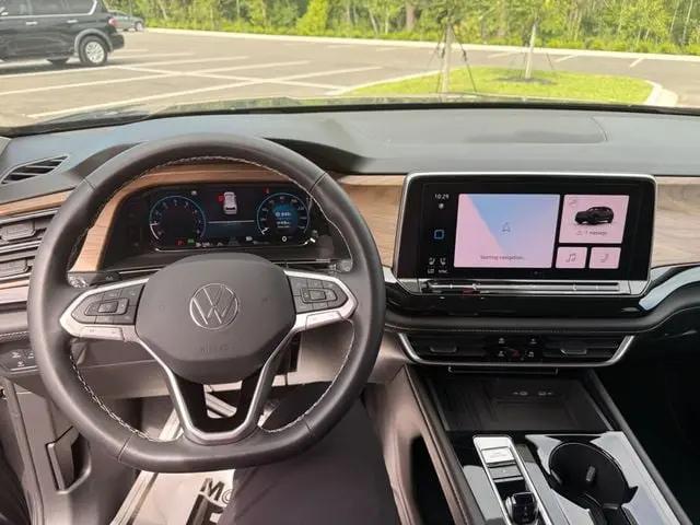 2025 Volkswagen Atlas 2.0T SE w/Technology