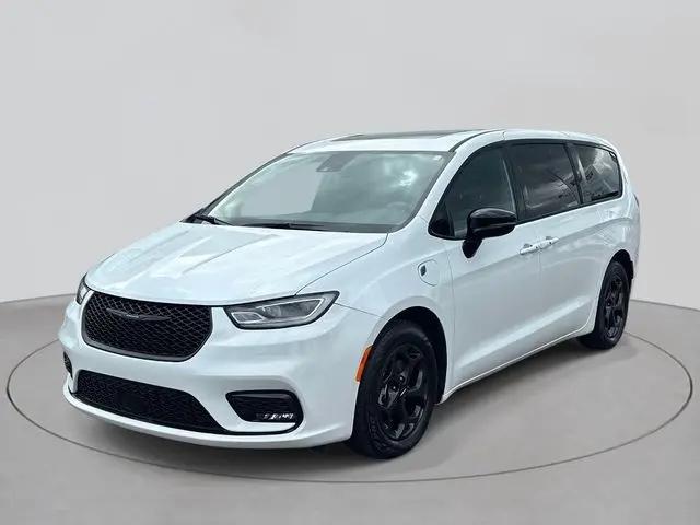 2023 Chrysler Pacifica Hybrid Limited for sale in St Clair Shores, MI