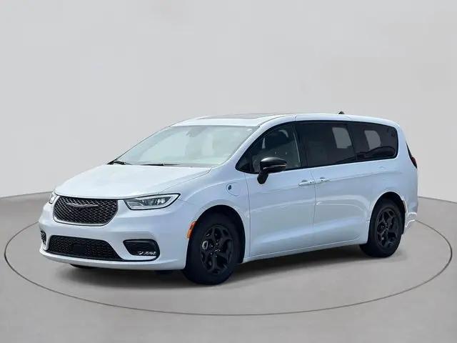2023 Chrysler Pacifica Hybrid Limited for sale in St Clair Shores, MI