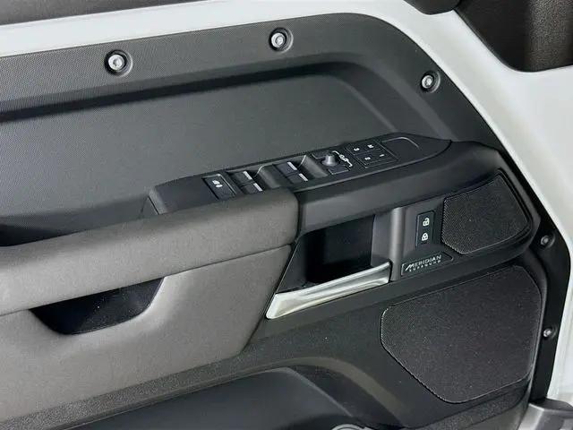 2026 Land Rover Defender P400 X-Dynamic SE