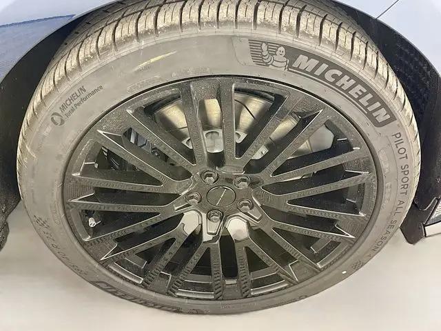 2026 Land Rover Range Rover Sport P635 SV